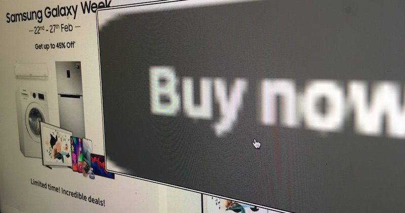 The Samsung website using a screen magnifier, zoomed 10 times. The picture in picture showing a big button named Buy now.